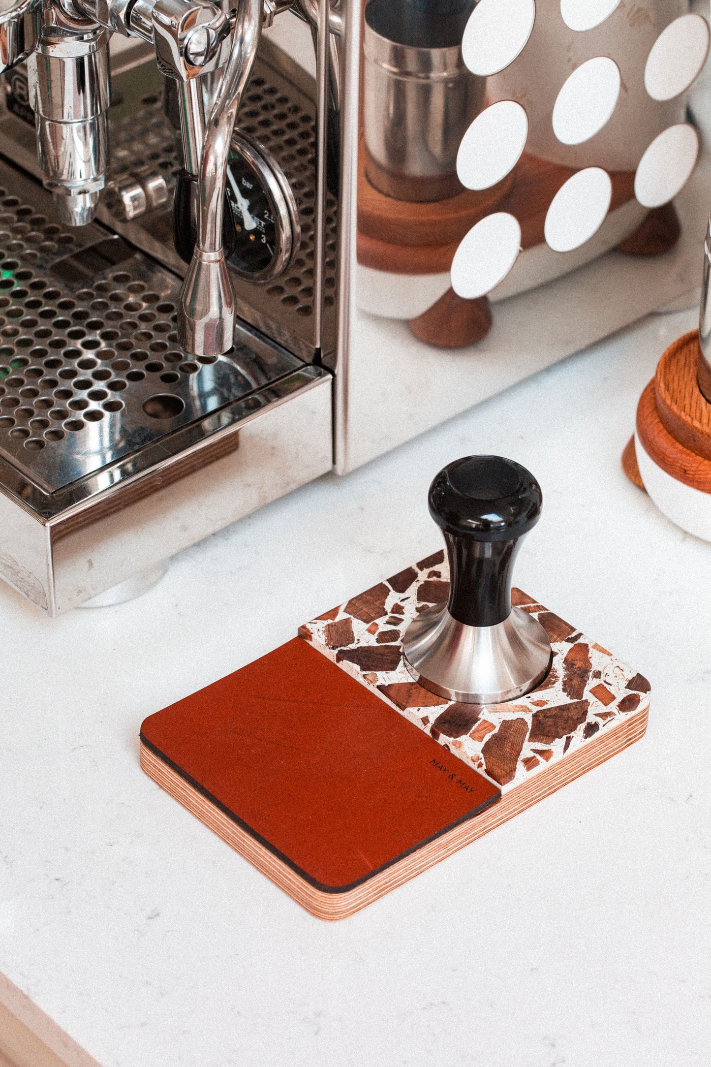 Tamping Station in Blanco/Tan Leather