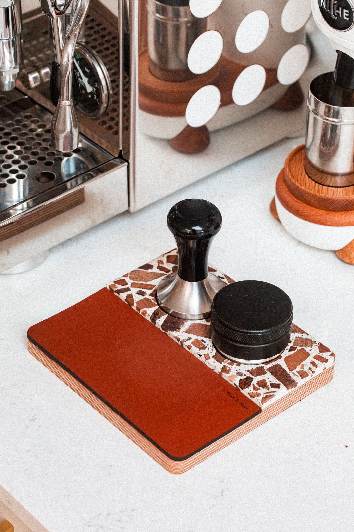 Tamping Station in Blanco/Tan Leather
