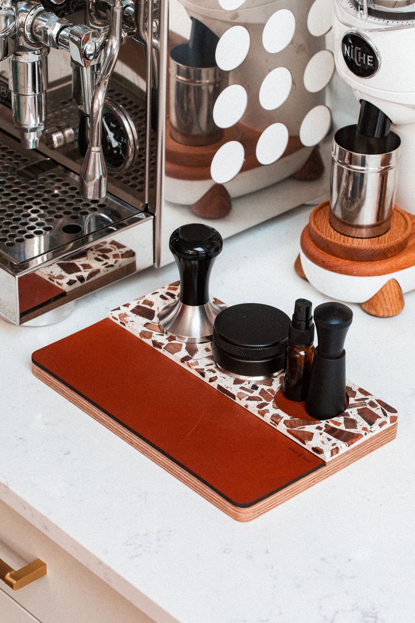 Tamping Station in Blanco/Tan Leather