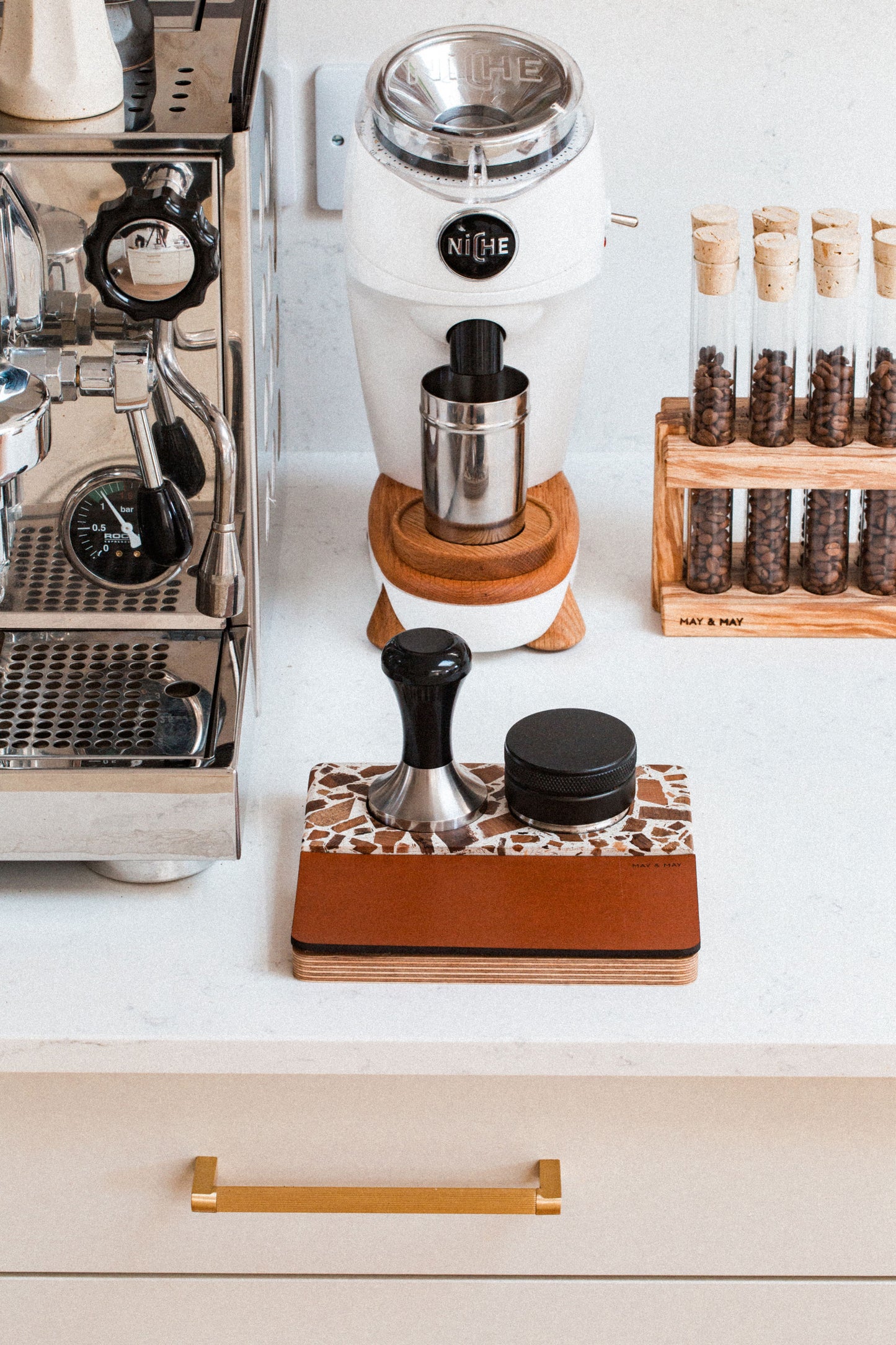 Tamping Station in Blanco/Tan Leather