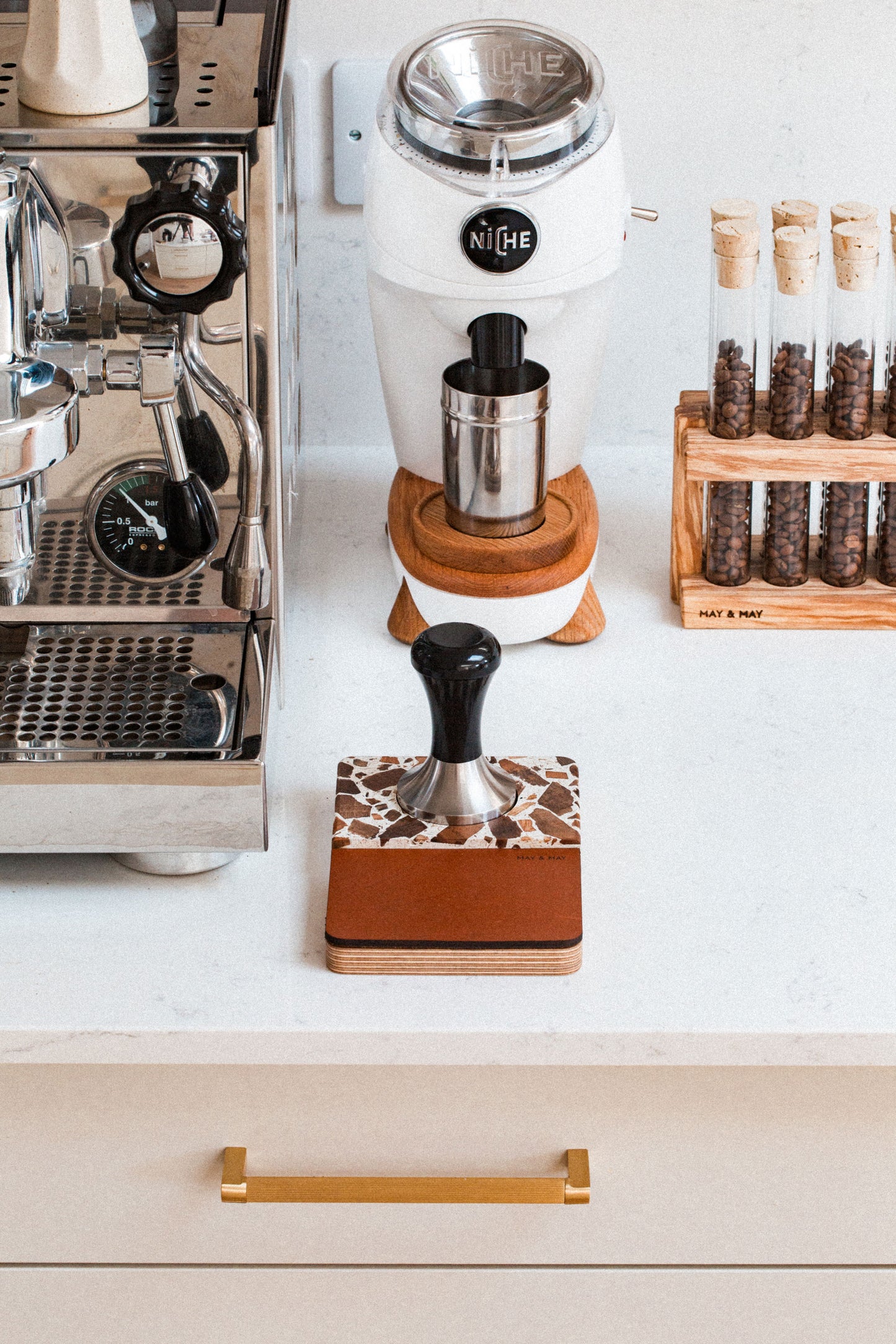 Tamping Station in Blanco/Tan Leather