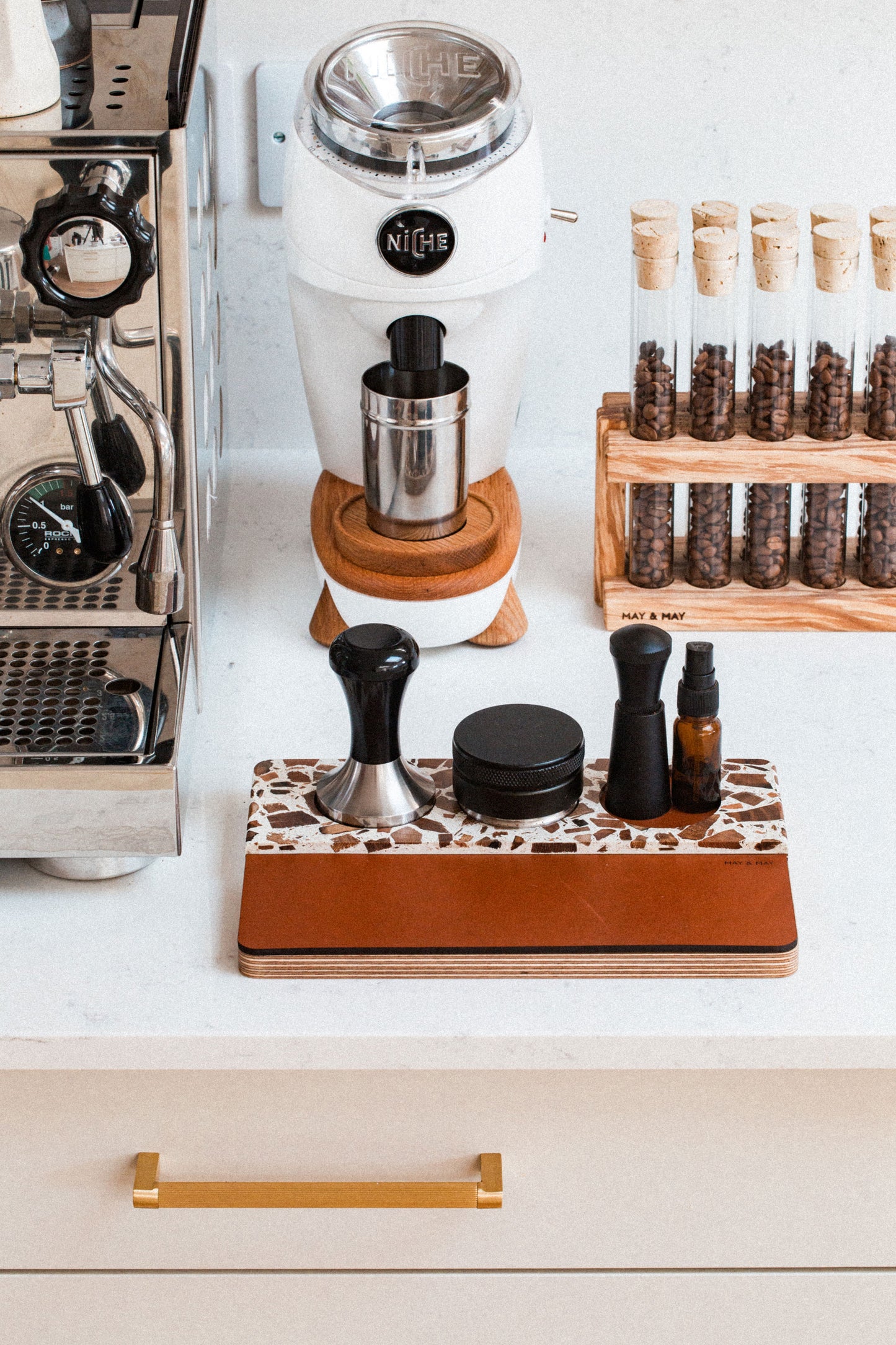 Tamping Station in Blanco/Tan Leather